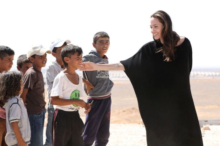 Анджелина Джоли подверглась критике из-за отсутствия нижнего белья, Джоли,белье,отсутствие