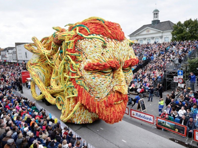 Самый крупный в мире парад цветов в Голландии посвятили Ван Гогу ( 14ФОТО )