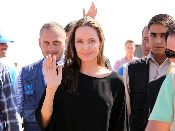 Анджелина Джоли подверглась критике из-за отсутствия нижнего белья, Джоли,белье,отсутствие