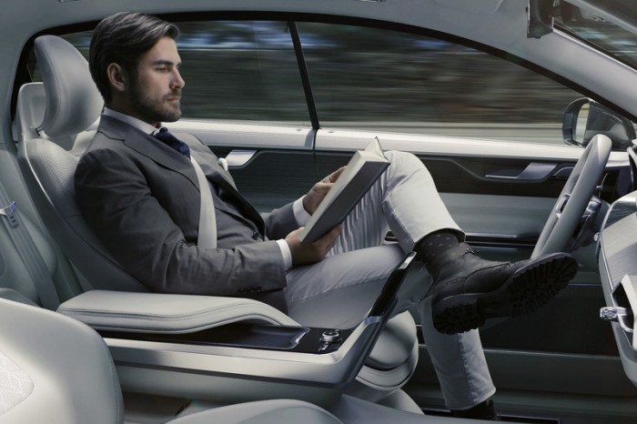 Компания Volvo представила высокотехнологичный салон будущего.