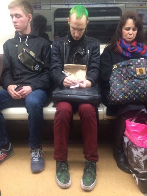 Странные и необычные пассажиры в метро, Странности,фотографиях,метро,пассажиры,необычные