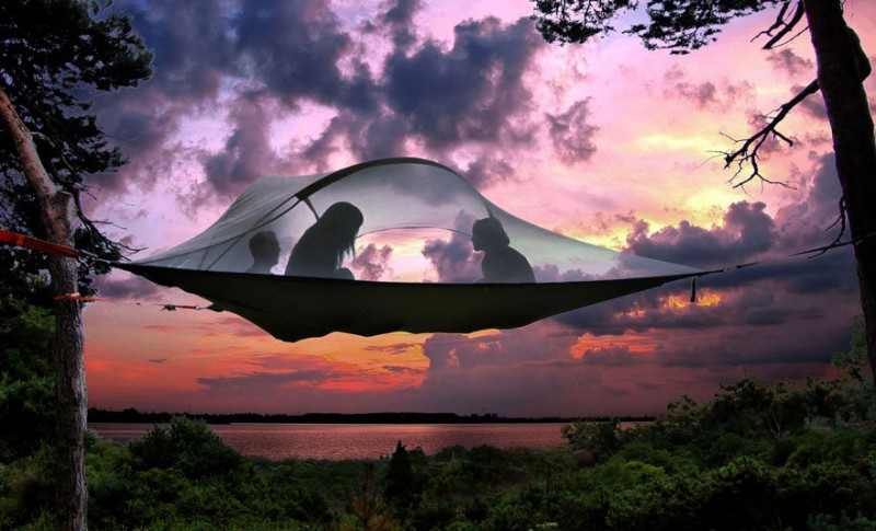 Палатка британского дизайнера позволит ночевать на дереве.