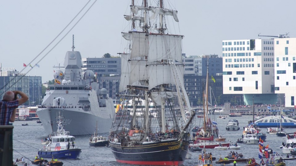 10 фото парада судов в Амстердаме, от которых захочется купить себе кораблик и уйти в море, ГОРОДА,ДОСТОПРИМЕЧАТЕЛЬНОСТИ,ПУТЕШЕСТВИЯ,СТРАНЫ